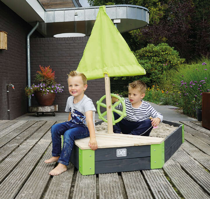 Zwei Jungs spielen mit Exit Toys Aksent Holzsandkasten Boot 1200x1140